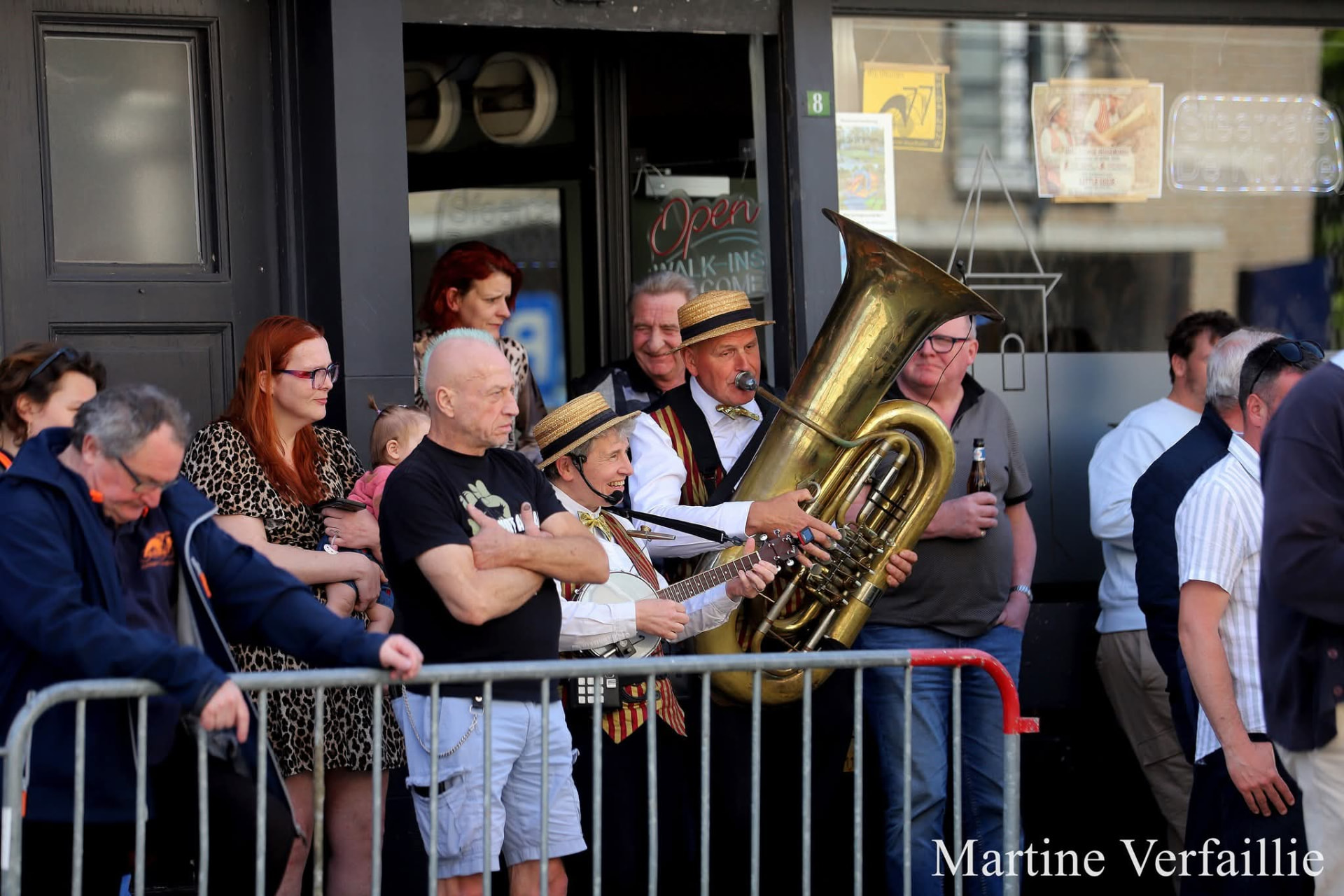 Muzikanten spelen voor Café De Klokke tijdens de koers