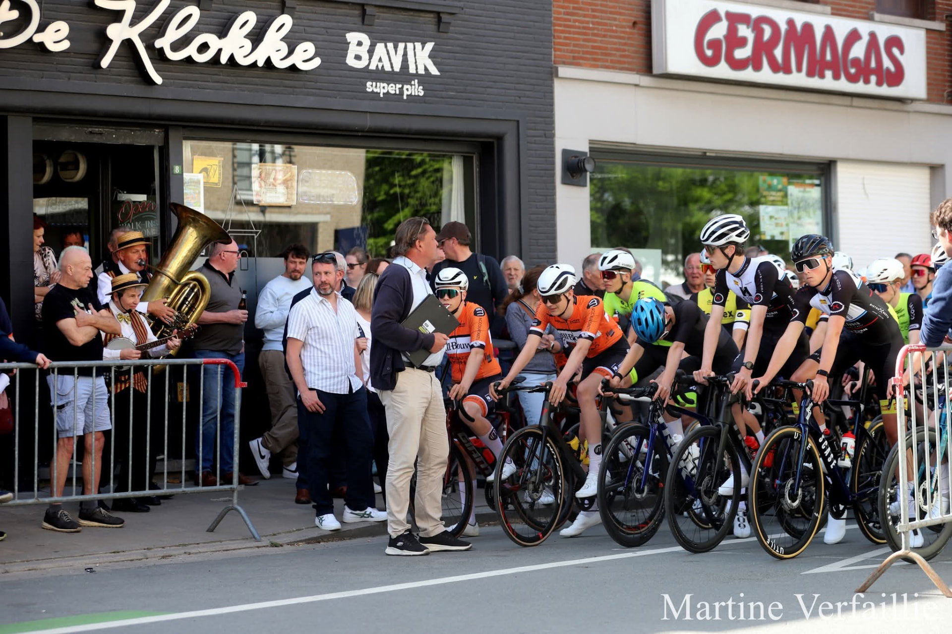 Wielrenners aan de start voor Café De Klokke