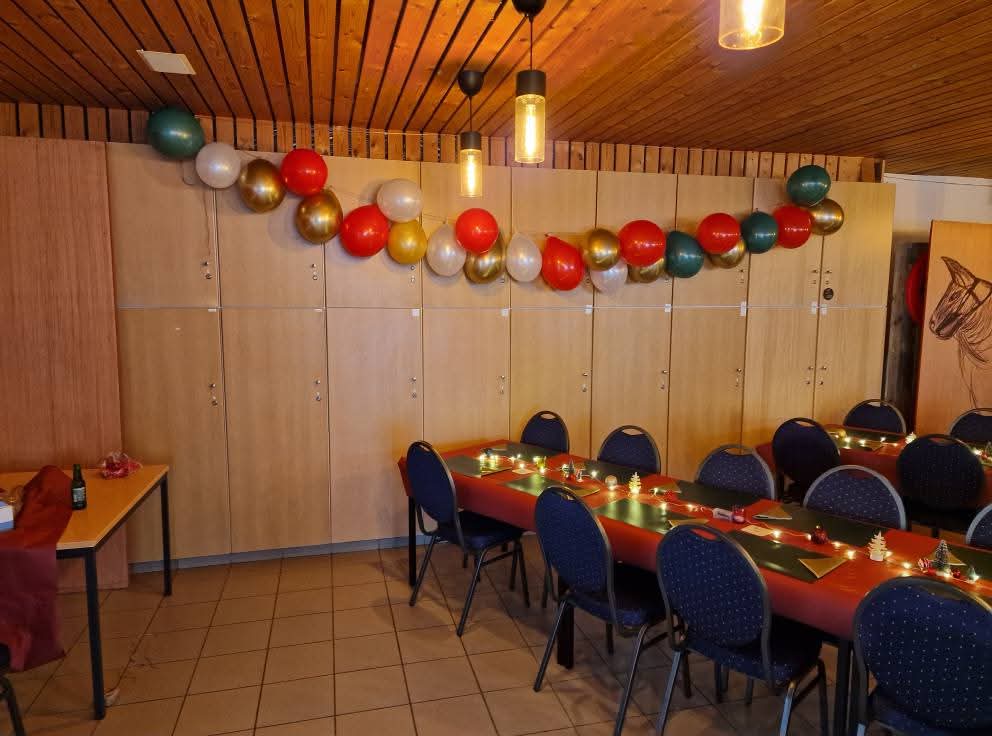 Ballonnenslinger boven de kasten met versierde feesttafels