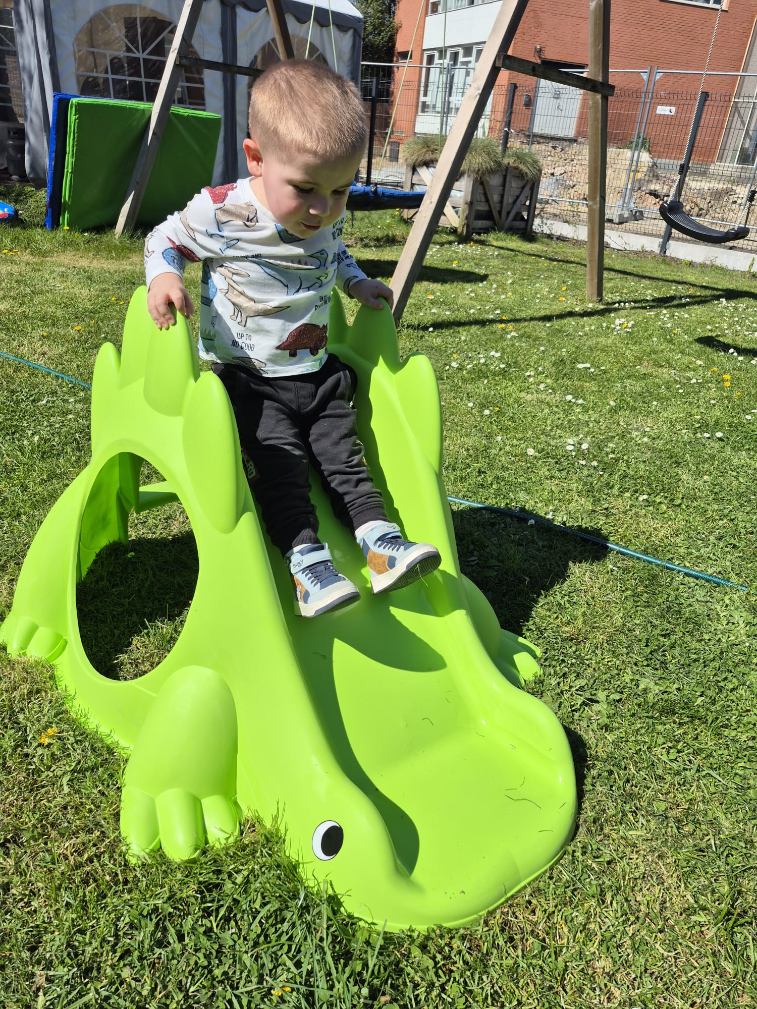 Kleinsten spelen op de schommel in den hof