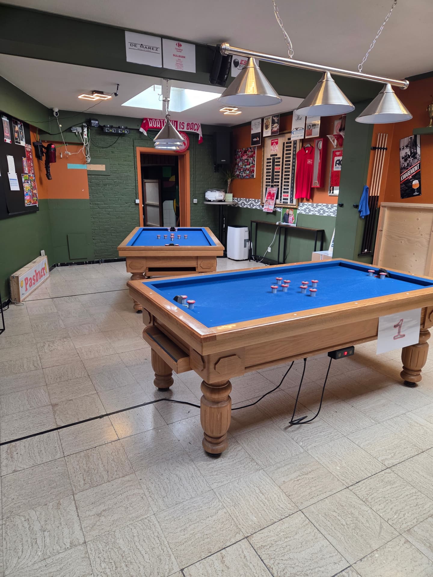 De twee biljarttafels van De Klokkestekkers in Café De Klokke