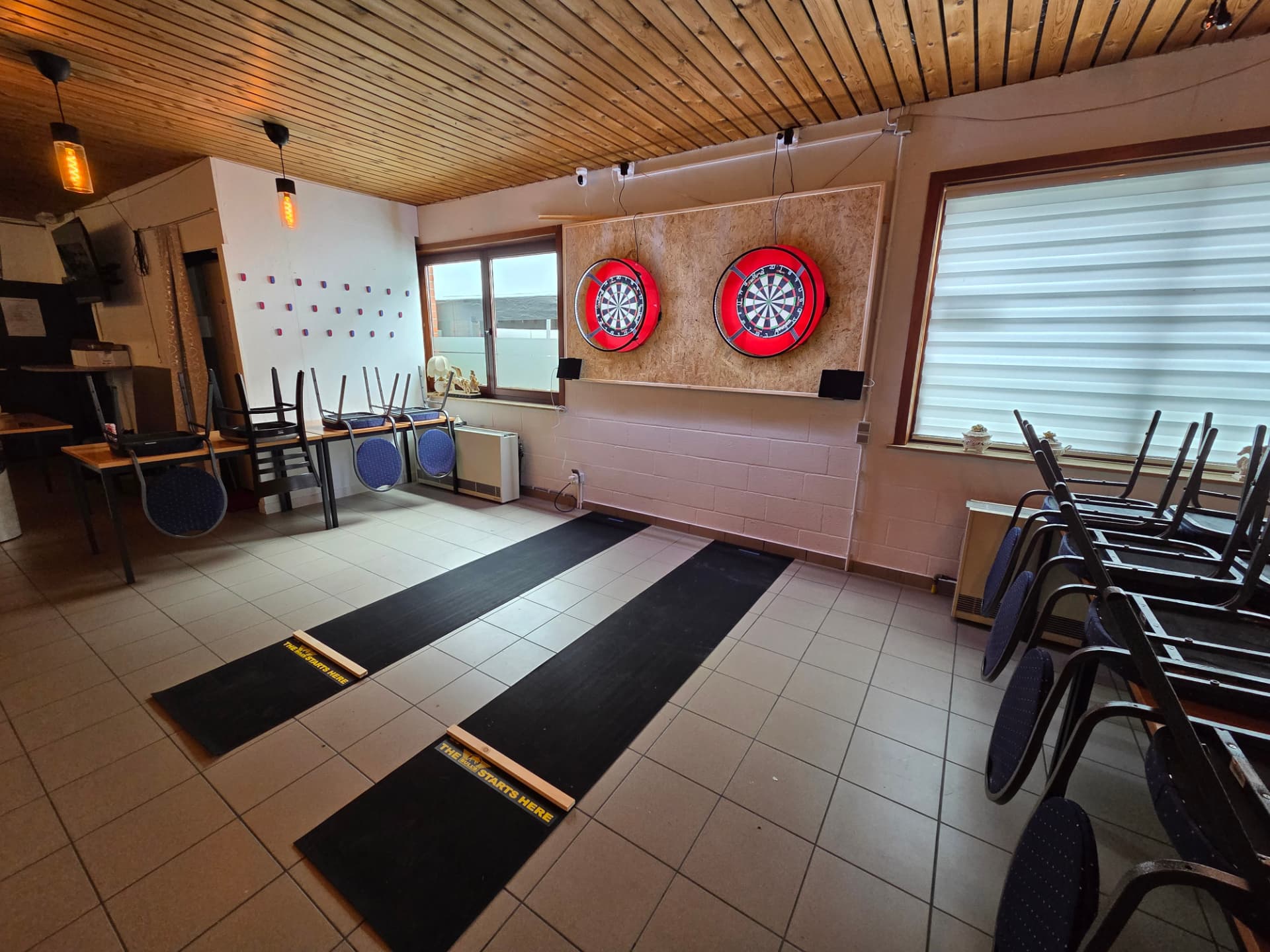 De dartborden in de zaal