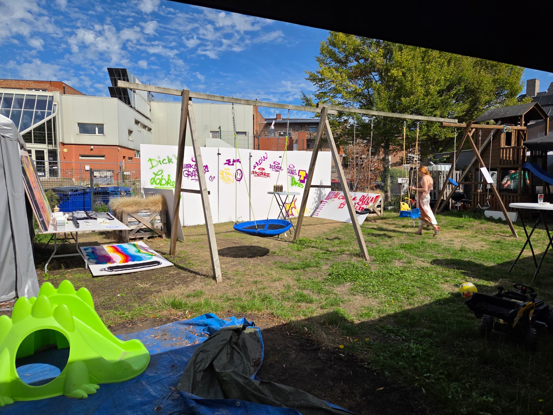 Speeltoestellen en creatieve activiteit in de tuin
