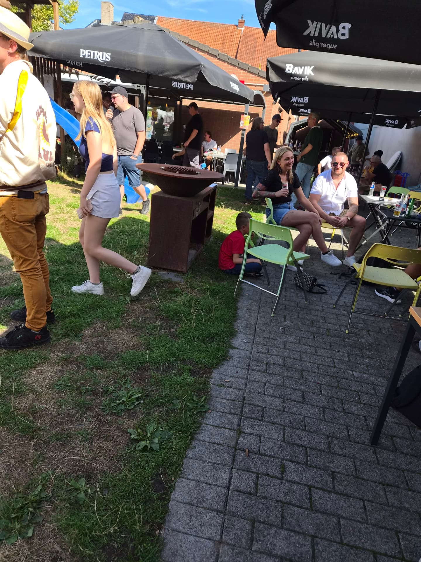 Bezoekers genieten samen op het terras in den hof