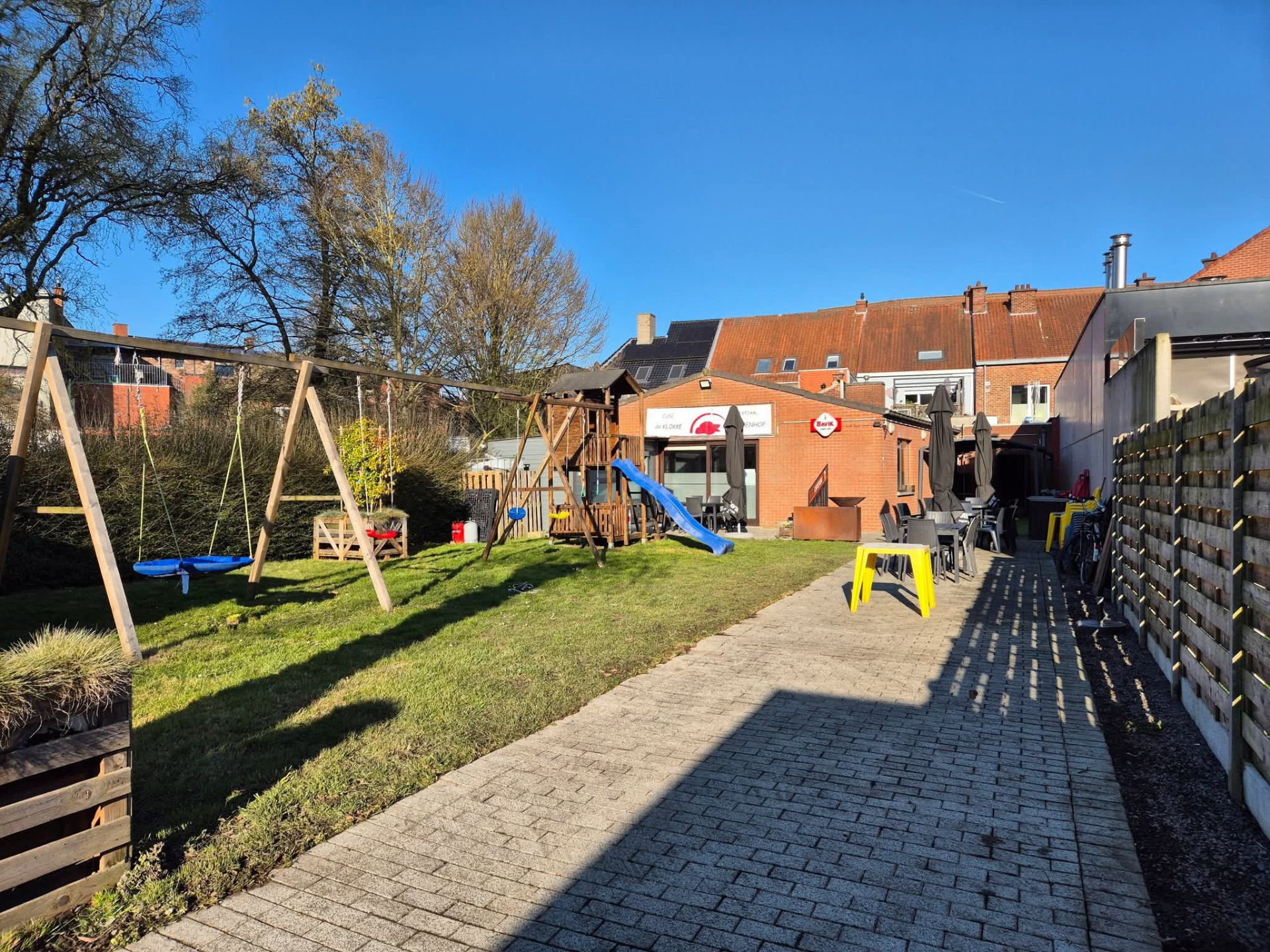De tuin en het terras achter Café De Klokke