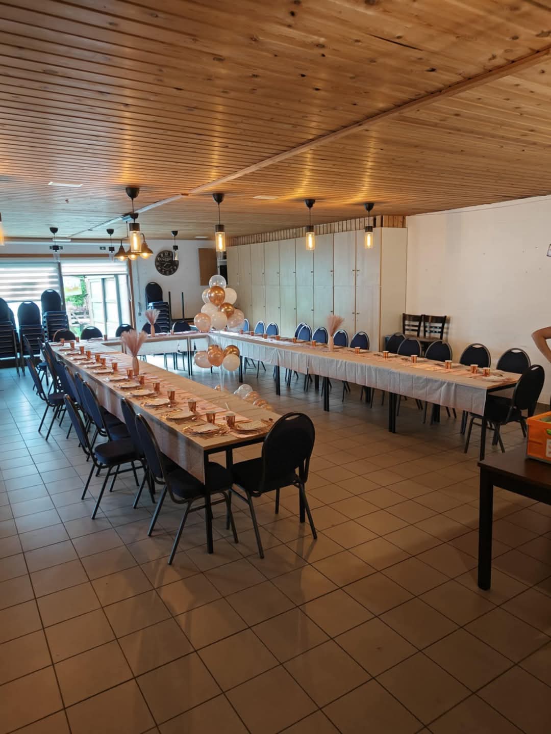 Feestzaal 't Rozenhof met lange gedekte tafels