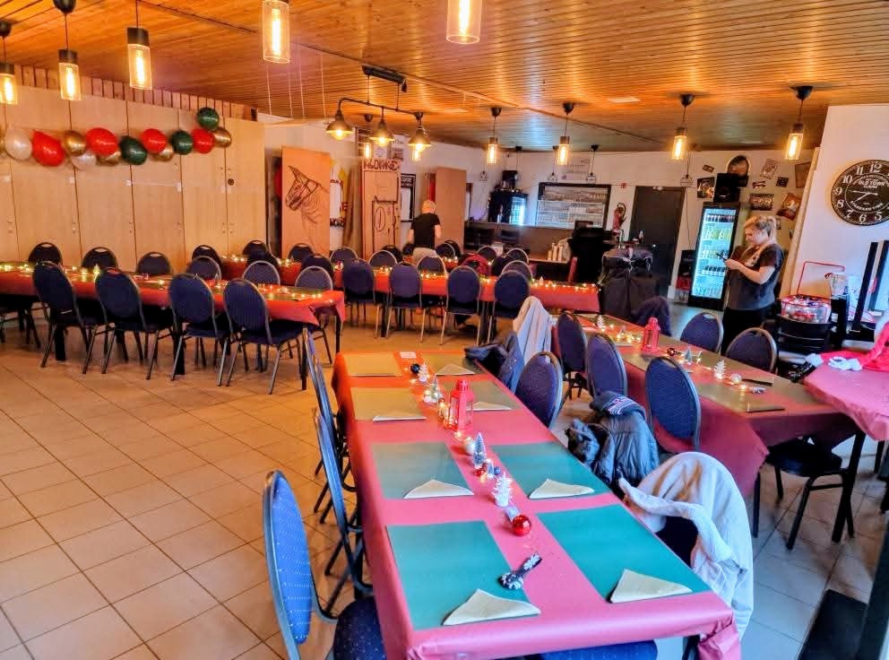 Feestzaal 't Rozenhof versierd met ballonnen en feesttafels