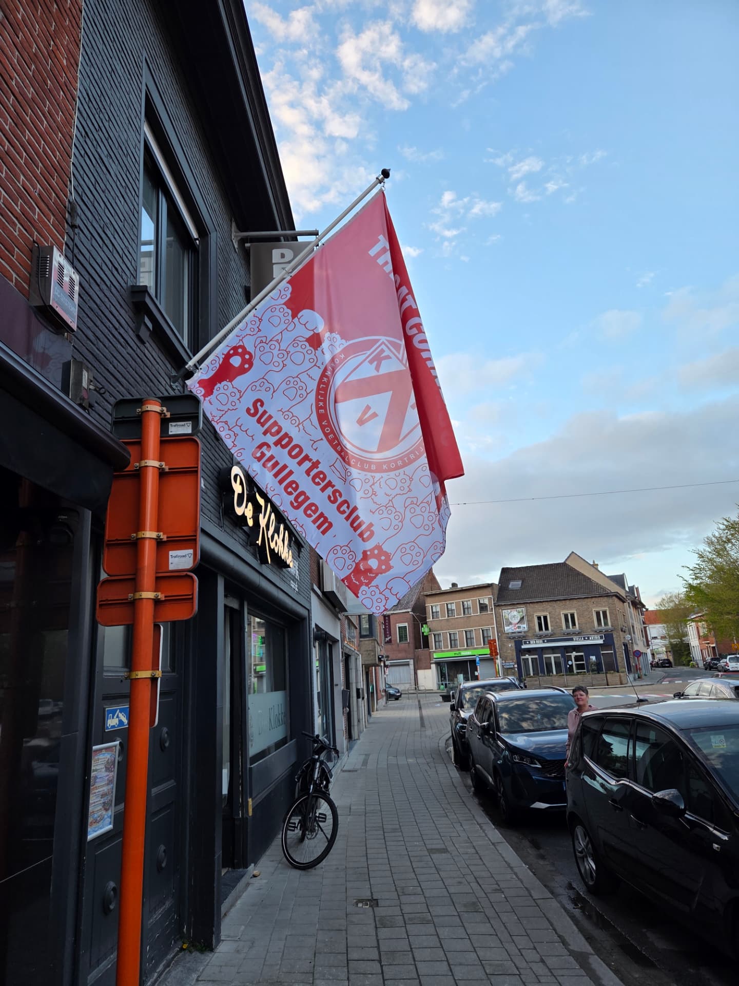 Vlag van The Cat Corners, Supportersclub Gullegem van KV Kortrijk, aan de gevel van De Klokke