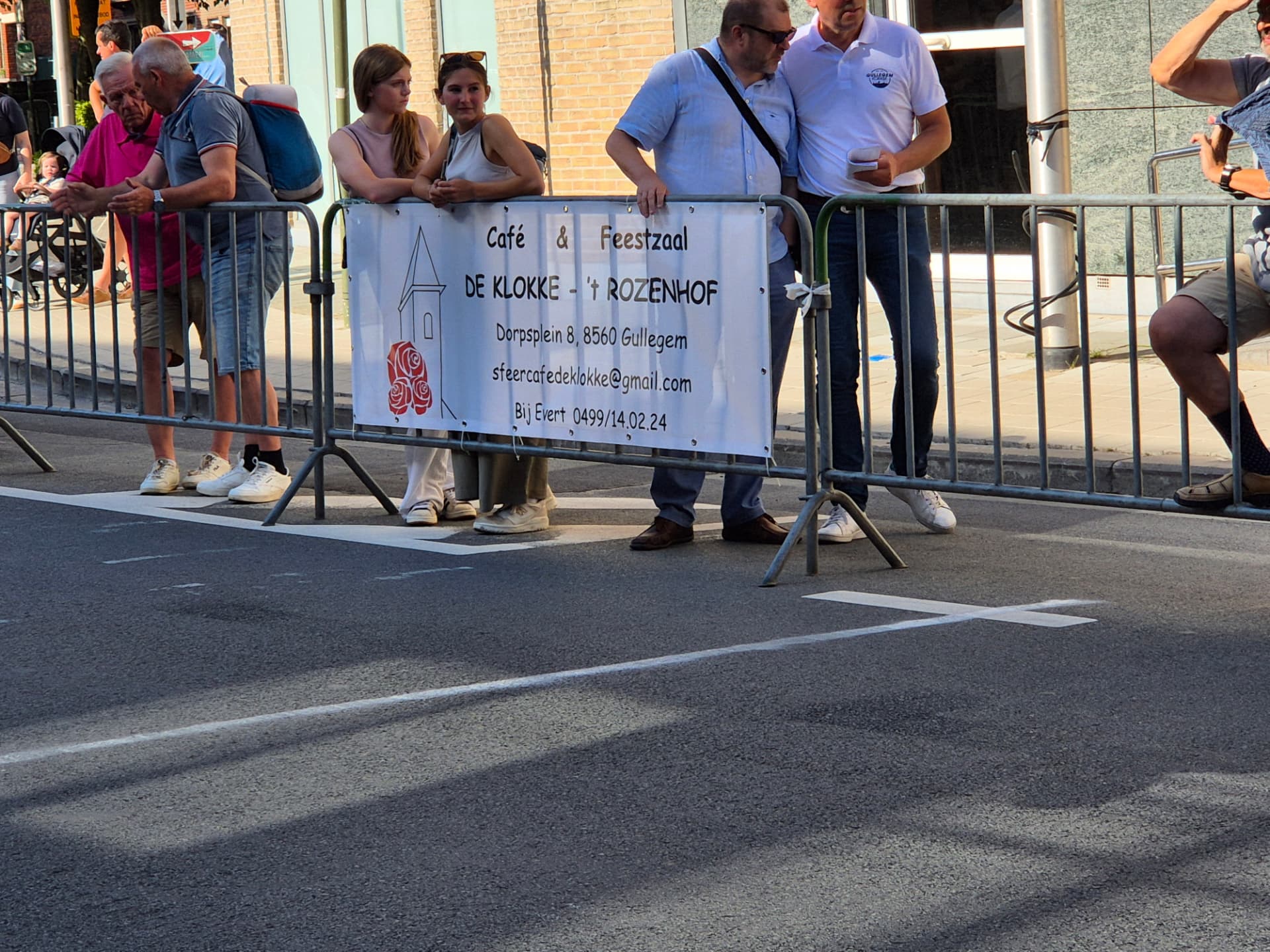 Supporters langs de nadarhekken met het spandoek van Café & Feestzaal De Klokke – 't Rozenhof